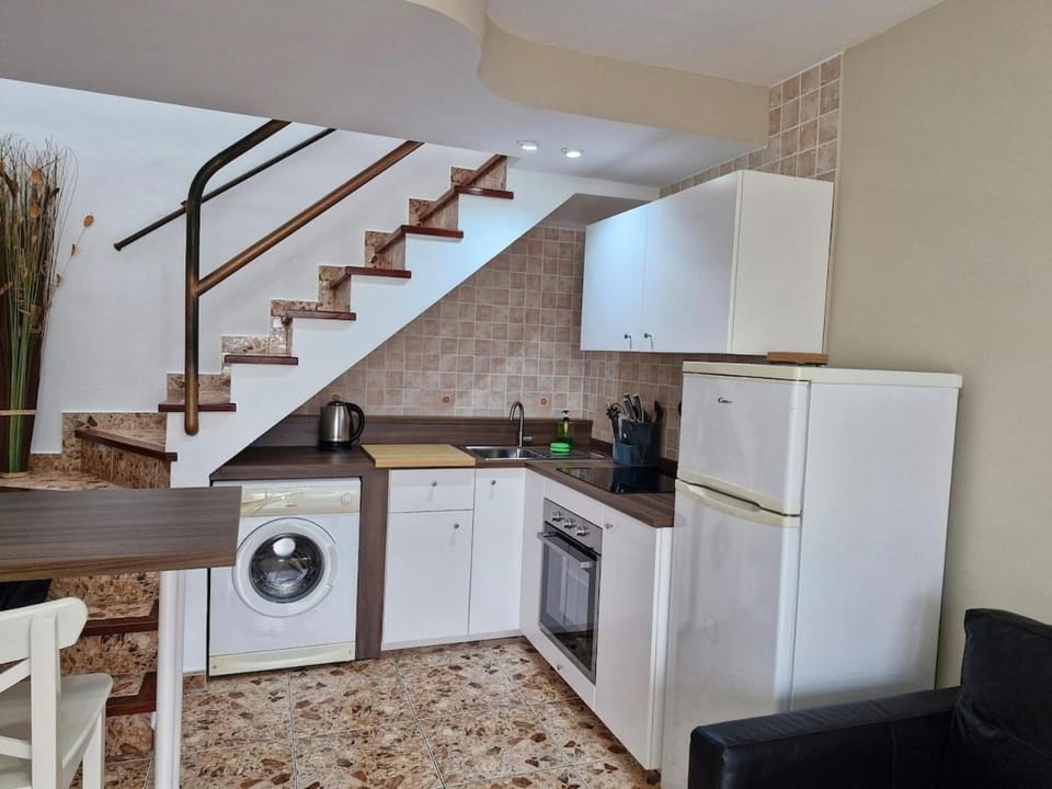 Kitchen or kitchenette, stove, washing machine