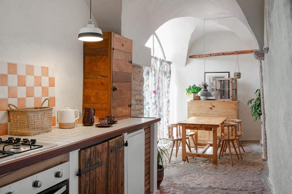 Kitchen or kitchenette, Dining area