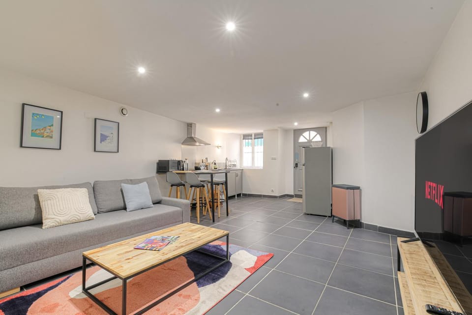 TV and multimedia, Living room, Seating area, Dining area, stove