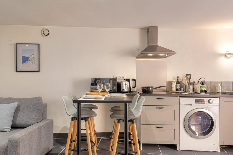 Coffee/tea facilities, Dining area, stove, toaster, washing machine