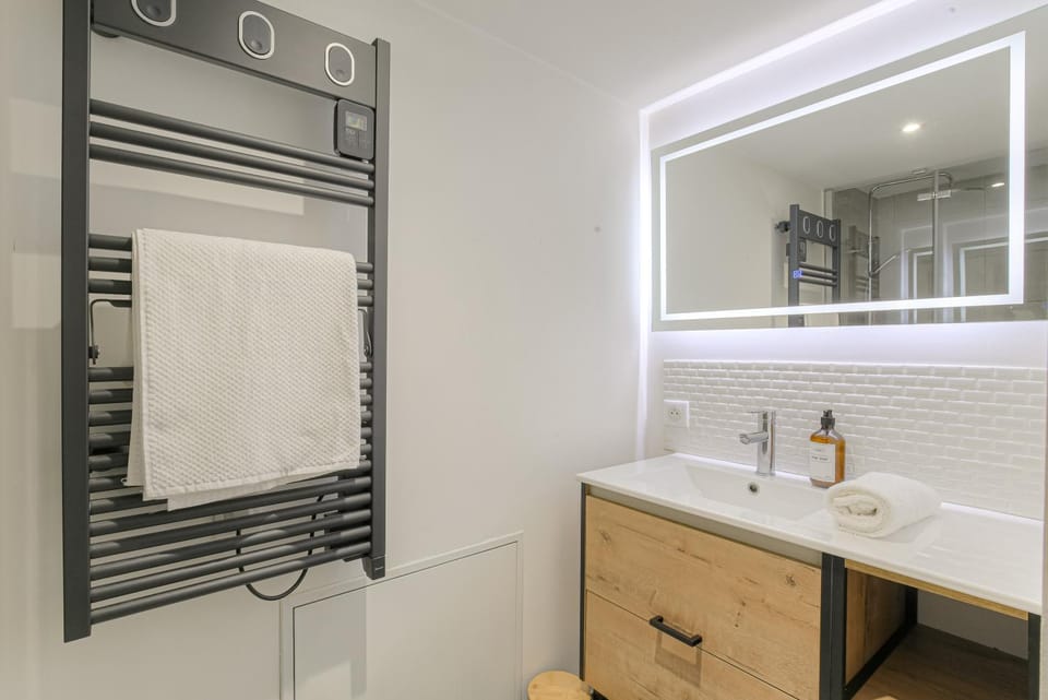 Shower, Bathroom, towels