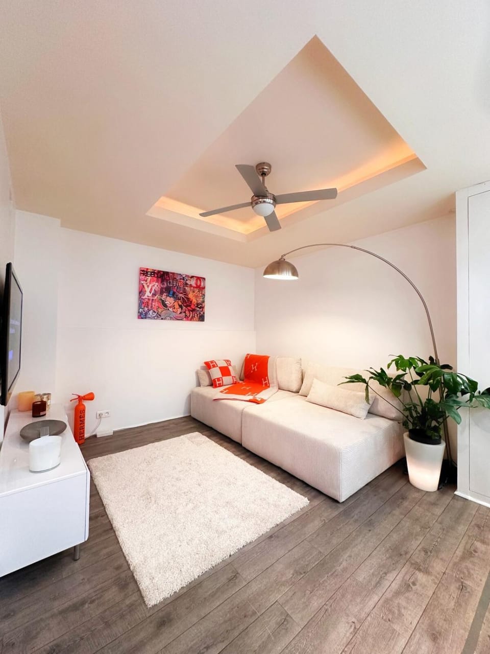 Champs-Élysées, Avenue Montaigne Apartment in Paris