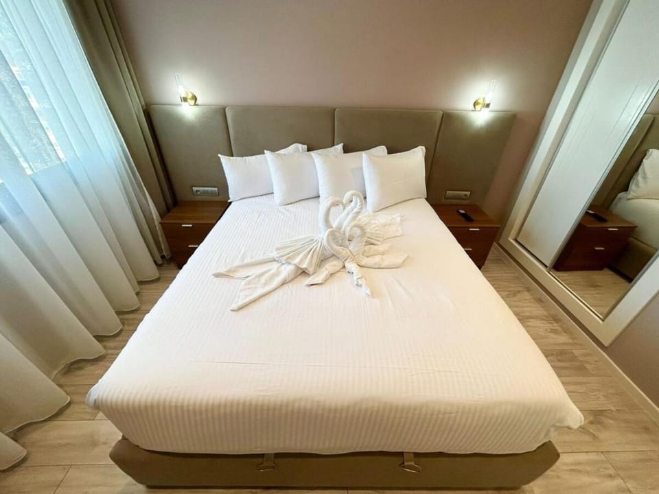 Bed, Photo of the whole room, Bedroom, towels