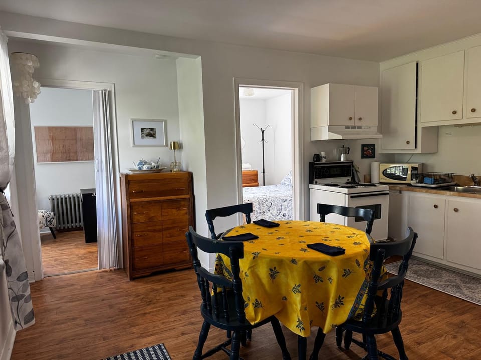 Coffee/tea facilities, Dining area, oven, toaster