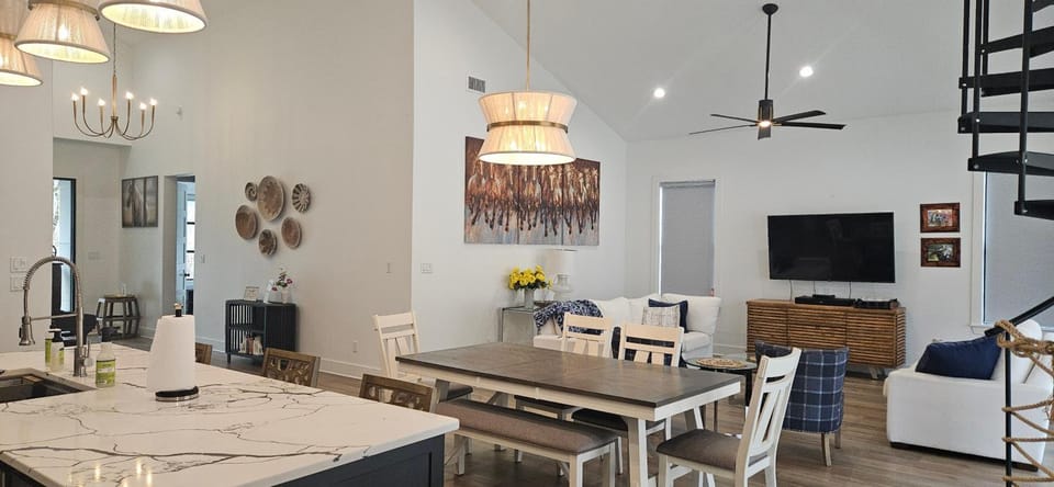 TV and multimedia, Living room, Seating area, Dining area