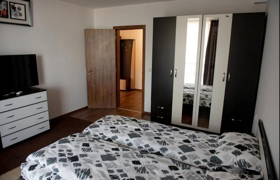 Bed, TV and multimedia, Photo of the whole room