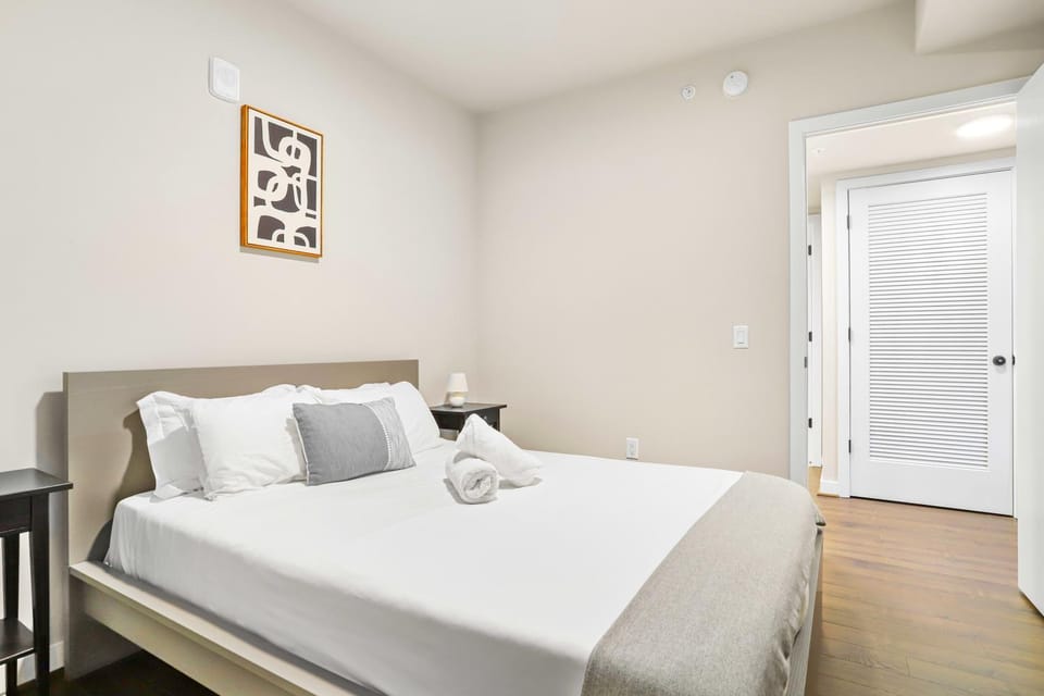 Bed, Bedroom, towels