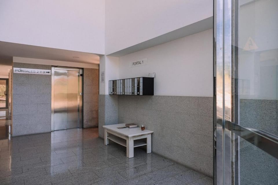 Piscina y garaje cerca del centro by CABANA Rentals Apartment in Vigo