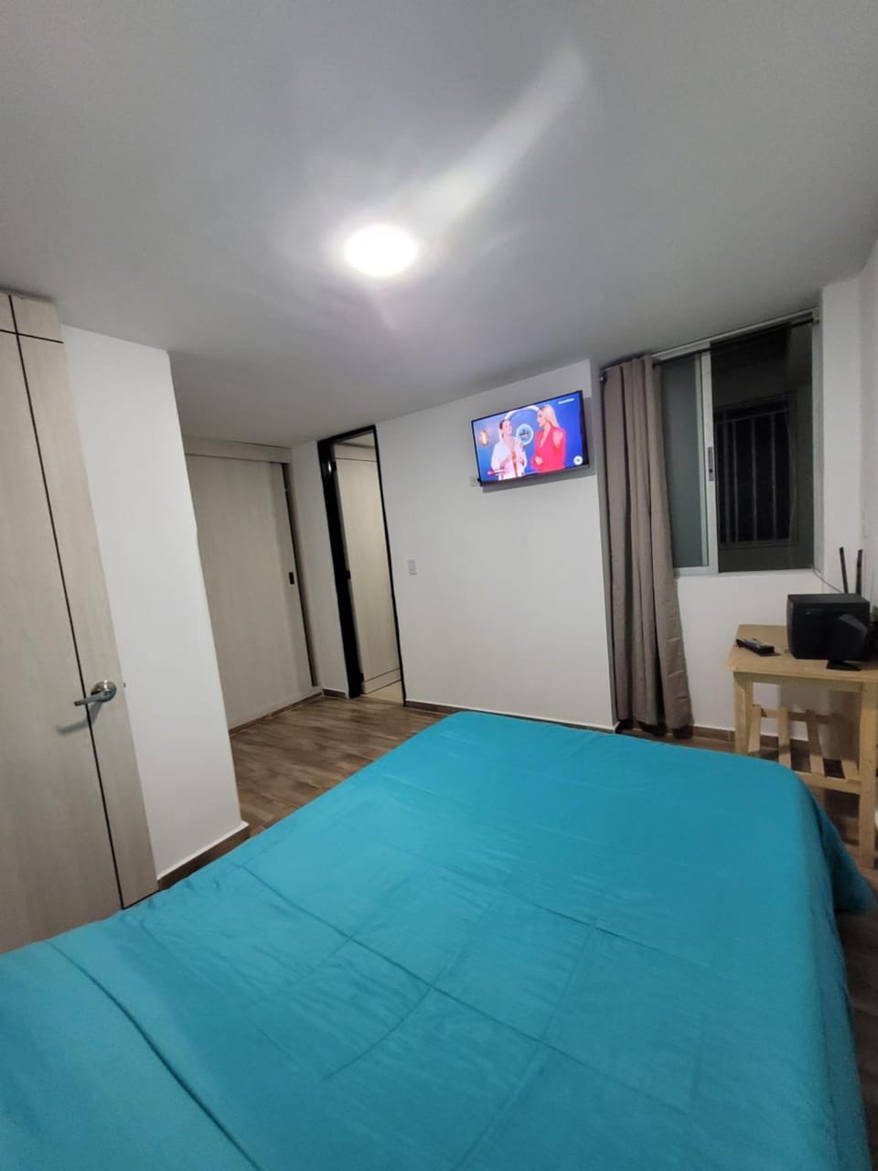 Bed, TV and multimedia, Photo of the whole room, Bedroom