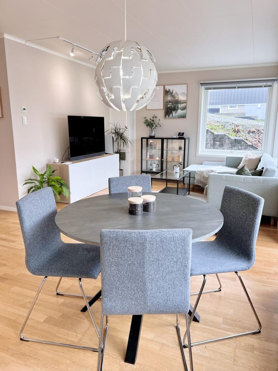 TV and multimedia, Living room, Seating area, Dining area