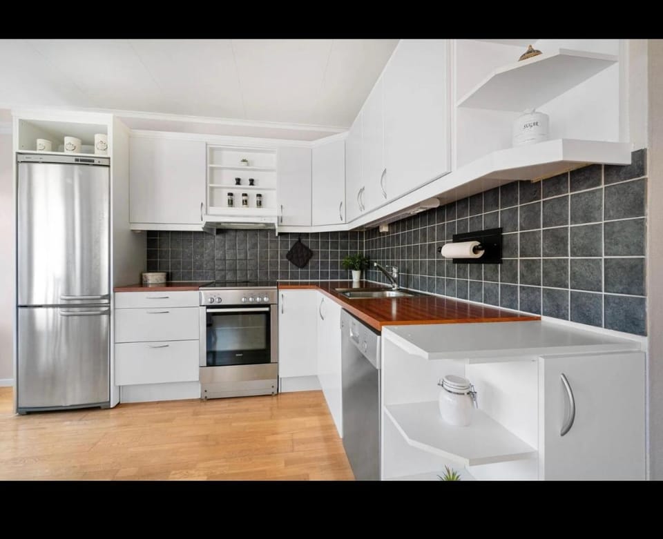 Coffee/tea facilities, dishwasher, oven, stove, kitchen, kitchen