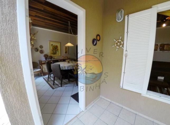 Casa Ampla Zona Central da Praia com 04 Dormitórios House in Bombinhas
