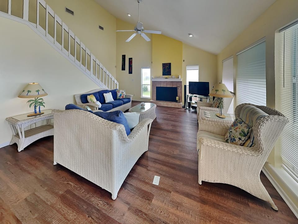 Whispering Sands Beachfront House in Galveston Island