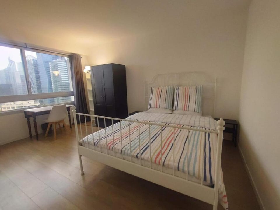 4 bedrooms, La Défense, 5 min walk to metro Apartment in Puteaux