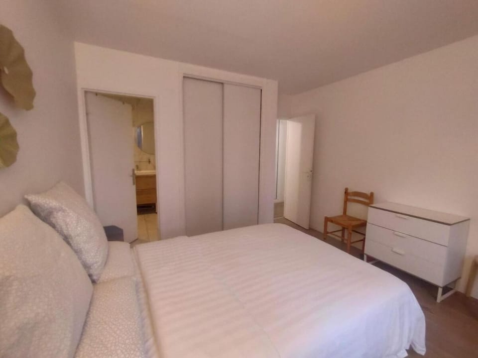 4 bedrooms, La Défense, 5 min walk to metro Apartment in Puteaux