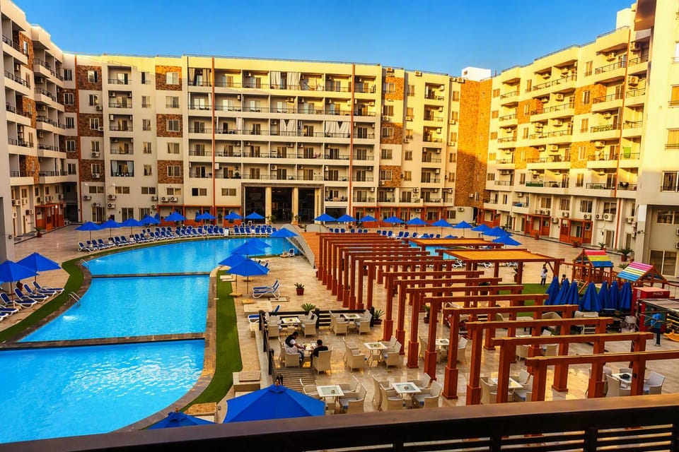 Property building, Day, Pool view, Swimming pool, sunbed