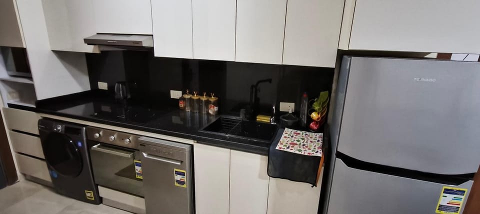 Kitchen or kitchenette, dishwasher, minibar, oven, stove