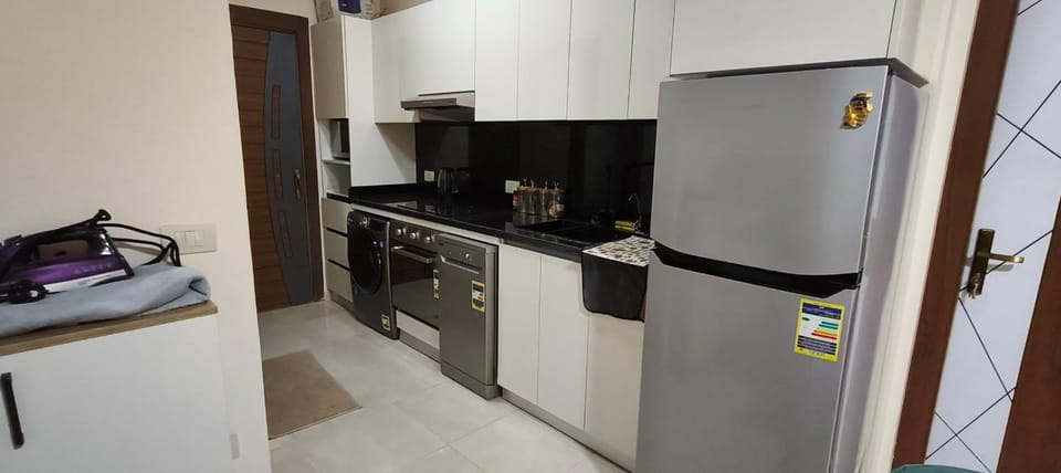 Kitchen or kitchenette, dishwasher, minibar, oven