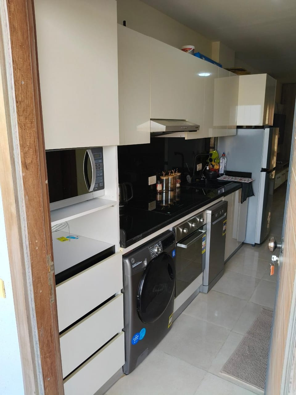 Kitchen or kitchenette, dishwasher, minibar, oven, stove