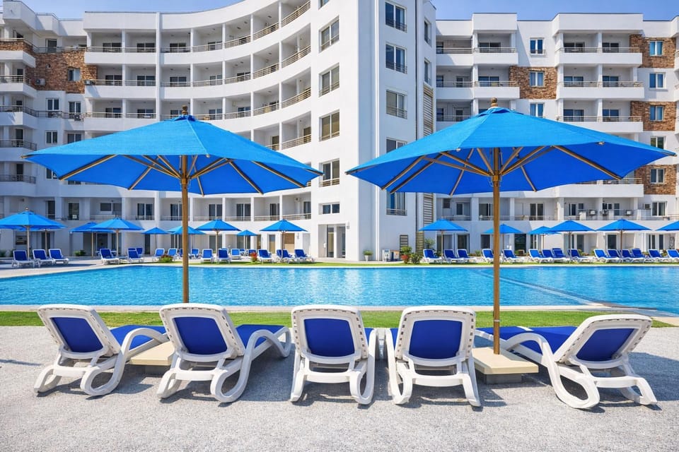 Property building, Patio, Day, Pool view, Swimming pool, sunbed
