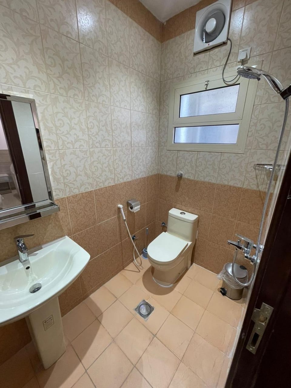 Shower, Toilet, Bathroom, bidet, towels