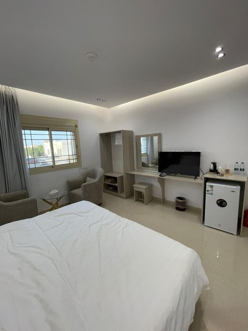Bed, Kitchen or kitchenette, Photo of the whole room, Seating area, Bedroom