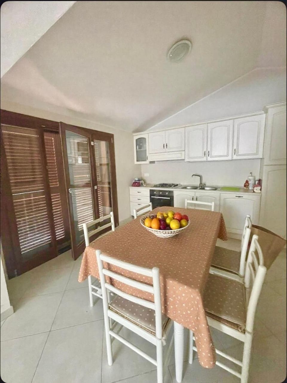 Dining area, kitchen