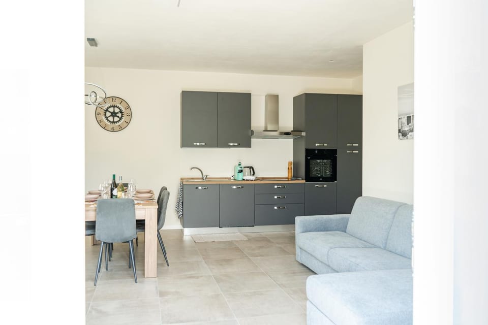 Kitchen or kitchenette, Living room, Seating area, Dining area, minibar, oven, pet friendly