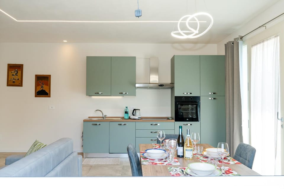Kitchen or kitchenette, Dining area, oven, pet friendly, stove