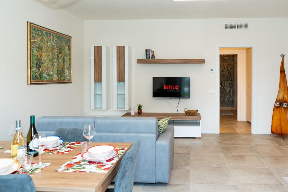Communal lounge/ TV room, TV and multimedia, Living room, Food and drinks, Seating area, Dining area, Evening entertainment, Drinks, Alcoholic drinks