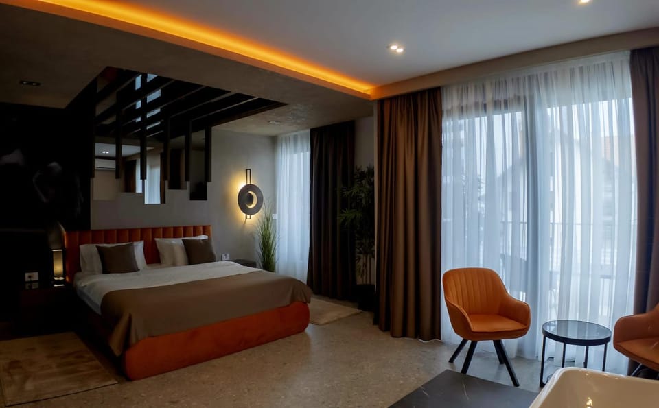 Bed, Photo of the whole room, Seating area