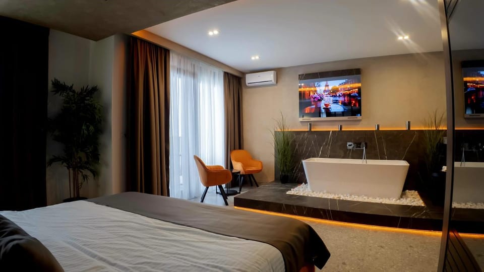 Bed, Hot Tub, TV and multimedia, Photo of the whole room, Bath