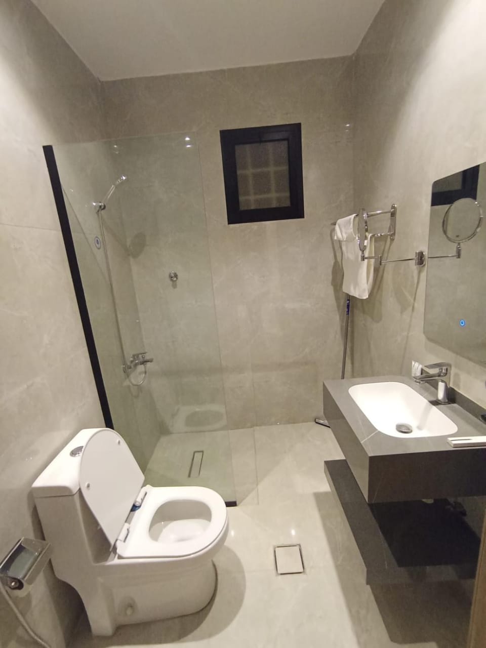 Shower, Toilet, Bathroom, bidet, towels