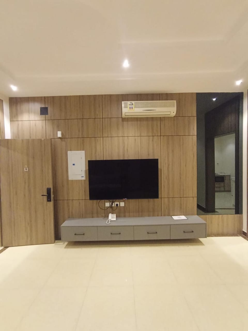 Property building, Communal lounge/ TV room, TV and multimedia, Evening entertainment, air conditioner