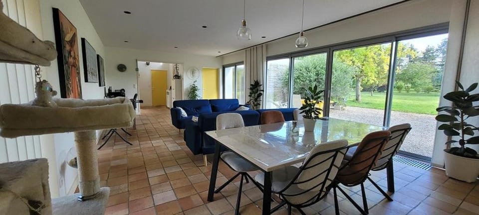 Seating area, Dining area