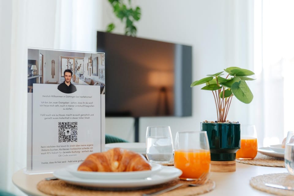 Communal lounge/ TV room, TV and multimedia, Living room, Dining area