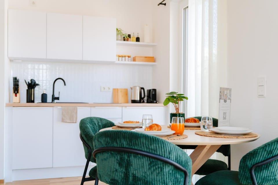 Coffee/tea facilities, Kitchen or kitchenette, Dining area, minibar