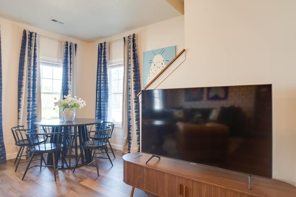 Near TBK Bank Sports Complex: Quad Cities Townhome House in Bettendorf