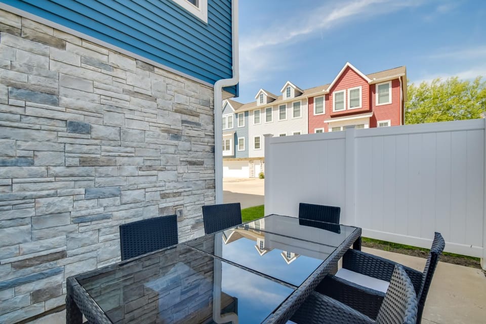 Near TBK Bank Sports Complex: Quad Cities Townhome House in Bettendorf
