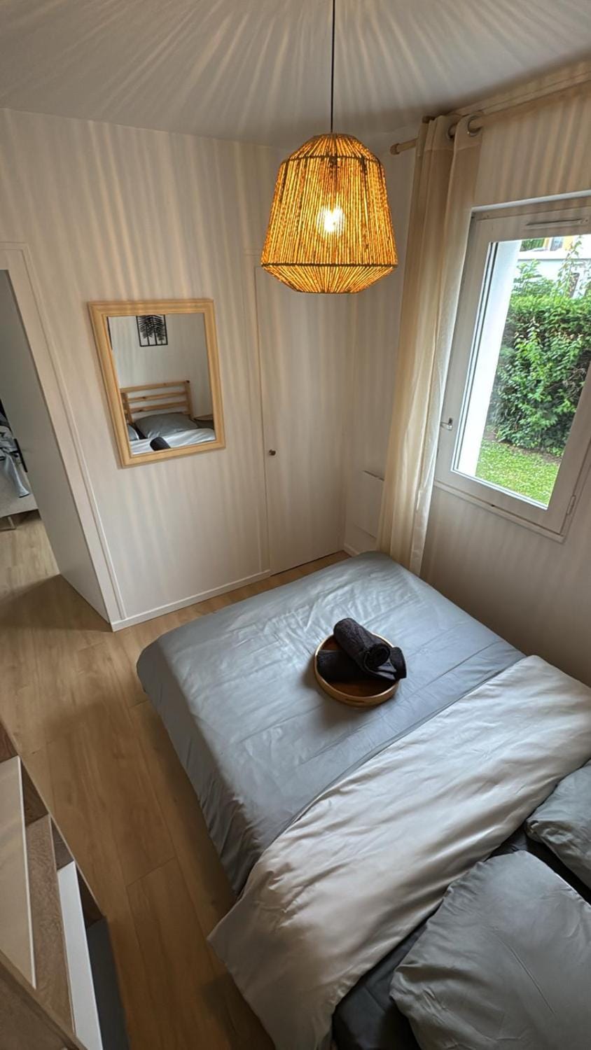 Bed, Photo of the whole room, Bedroom, towels