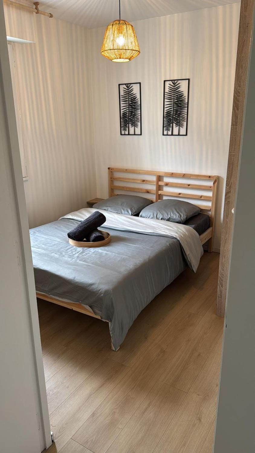 Bed, Photo of the whole room, Bedroom, towels
