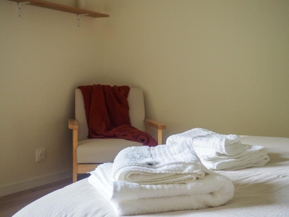 Bed, Bedroom, towels