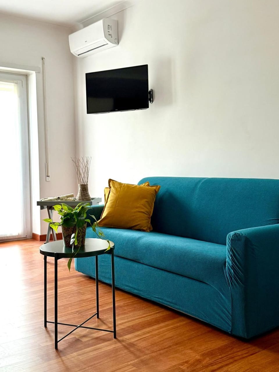TV and multimedia, Living room, Seating area, air conditioner