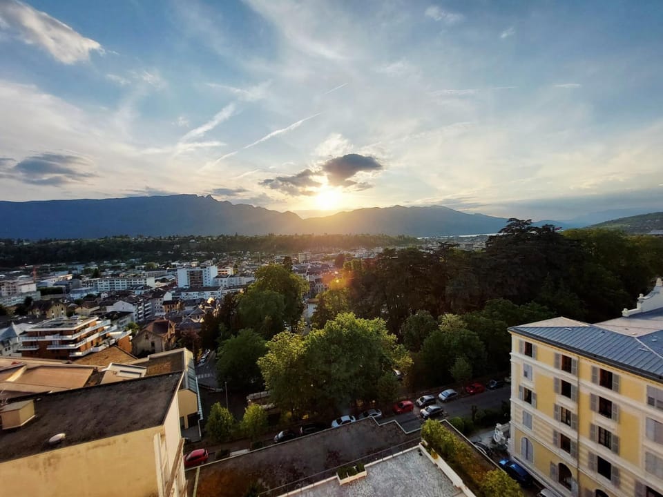 Studio vue lac Dent du Chat piscine proche Thermes Apartment in Aix-les-Bains