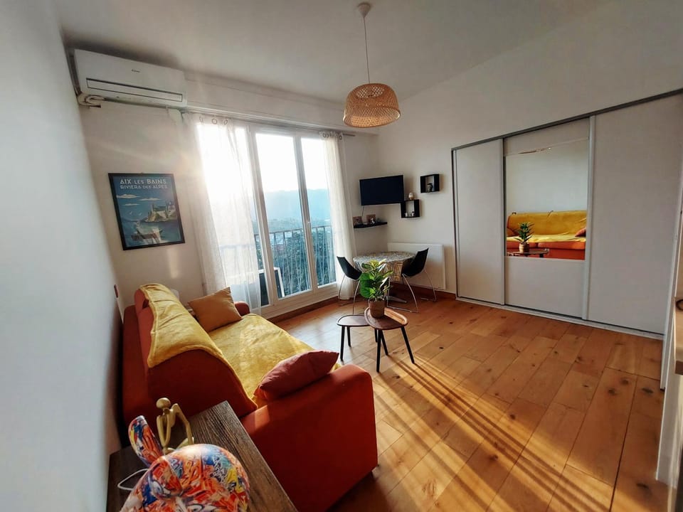 Studio vue lac Dent du Chat piscine proche Thermes Apartment in Aix-les-Bains