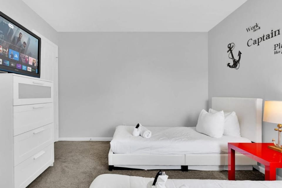 Bed, TV and multimedia, Bedroom