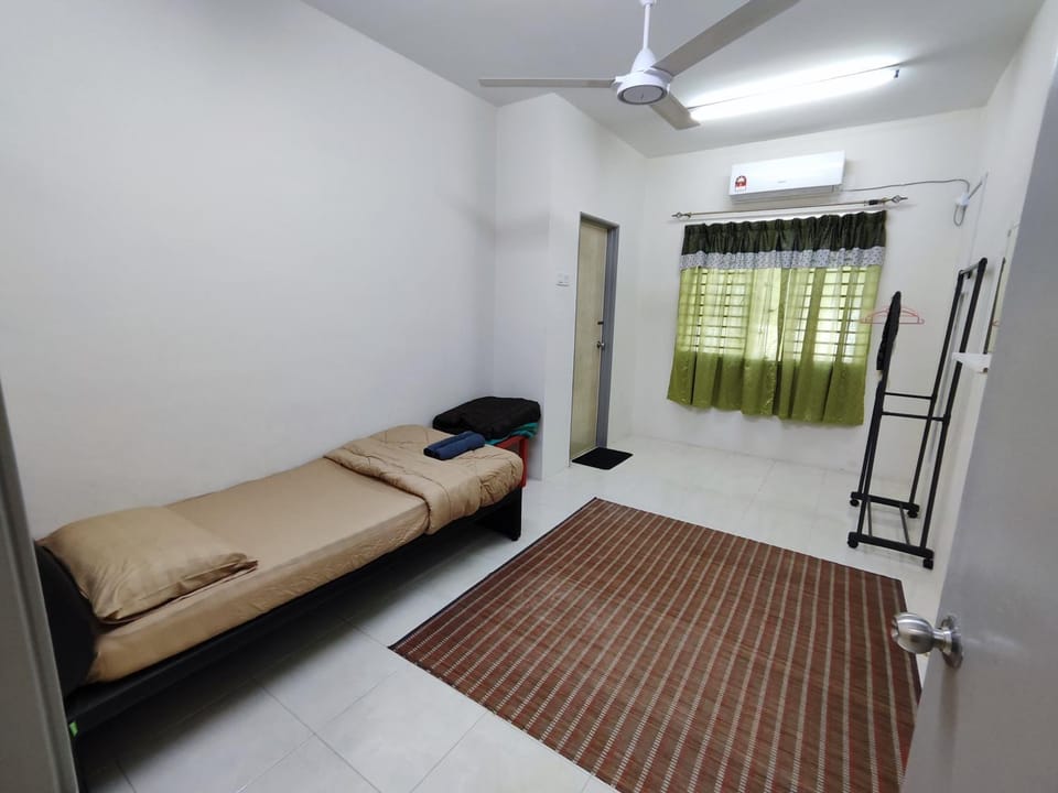 Homestay Temerloh Max 20pax 4 Aircond 4 Bedroom 3 Heater Water Filter Near Bandar Temerloh Free Wi-Fi Netflix House in Pahang, Malaysia