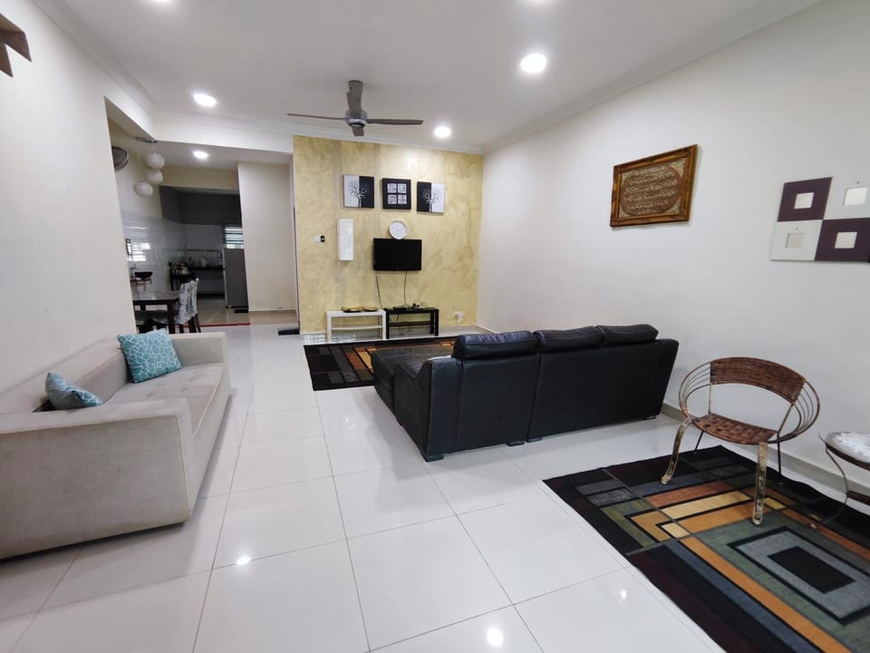 Homestay Temerloh Max 20pax 4 Aircond 4 Bedroom 3 Heater Water Filter Near Bandar Temerloh Free Wi-Fi Netflix House in Pahang, Malaysia