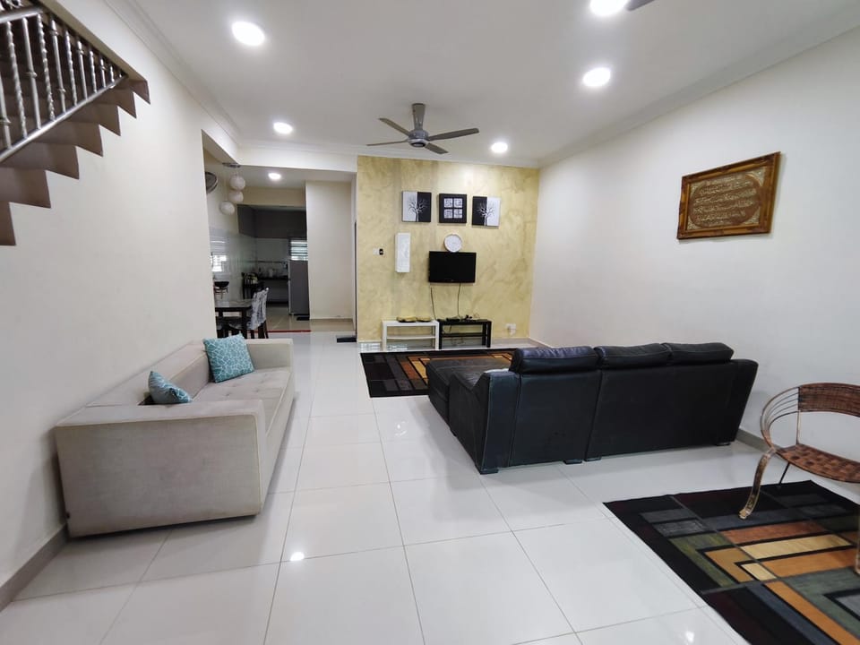 Homestay Temerloh Max 20pax 4 Aircond 4 Bedroom 3 Heater Water Filter Near Bandar Temerloh Free Wi-Fi Netflix House in Pahang, Malaysia