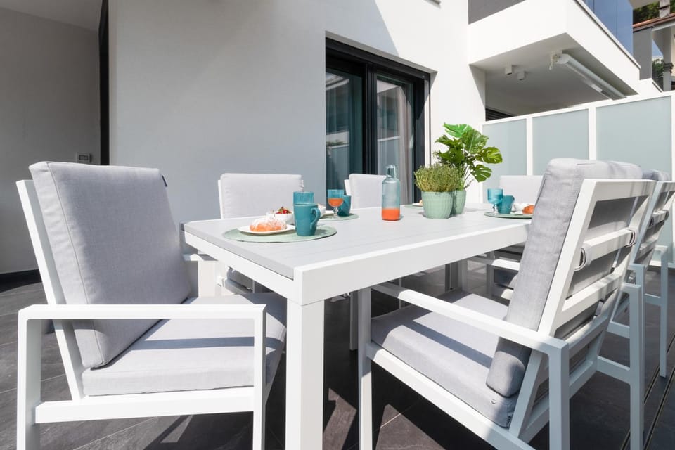 Property building, Summer, Dining area, Breakfast, kitchen